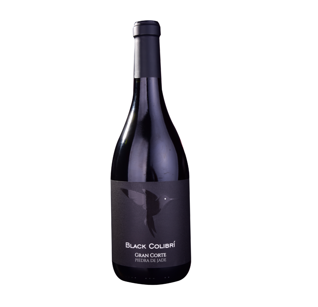 Una cuidada selección que refleja nuestra pasión por el arte vitivinícola. Cada botella en esta colección ha sido escogida meticulosamente para ofrecer experiencias únicas, representando la riqueza de las tierras, la dedicación de los enólogos y la magia que el vino aporta a cada ocasión. Nuestra misión es acercarte a vinos que no solo destacan por su calidad, sino también por su historia, su origen y los momentos especiales que inspiran. Desde etiquetas emblemáticas hasta descubrimientos innovadores, este portafolio es un homenaje a la diversidad de estilos y regiones que hacen del vino un placer universal. Black Colibrí es un vino exclusivo para aquellos que buscan una experiencia única y sofisticada. Con su elegante diseño y su complejo perfil de sabor, este vino es perfecto para ocasiones especiales o para aquellos que simplemente quieren disfrutar de un vino de alta gama.