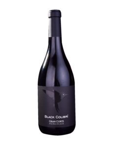 Una cuidada selección que refleja nuestra pasión por el arte vitivinícola. Cada botella en esta colección ha sido escogida meticulosamente para ofrecer experiencias únicas, representando la riqueza de las tierras, la dedicación de los enólogos y la magia que el vino aporta a cada ocasión. Nuestra misión es acercarte a vinos que no solo destacan por su calidad, sino también por su historia, su origen y los momentos especiales que inspiran. Desde etiquetas emblemáticas hasta descubrimientos innovadores, este portafolio es un homenaje a la diversidad de estilos y regiones que hacen del vino un placer universal. Black Colibrí es un vino exclusivo para aquellos que buscan una experiencia única y sofisticada. Con su elegante diseño y su complejo perfil de sabor, este vino es perfecto para ocasiones especiales o para aquellos que simplemente quieren disfrutar de un vino de alta gama.